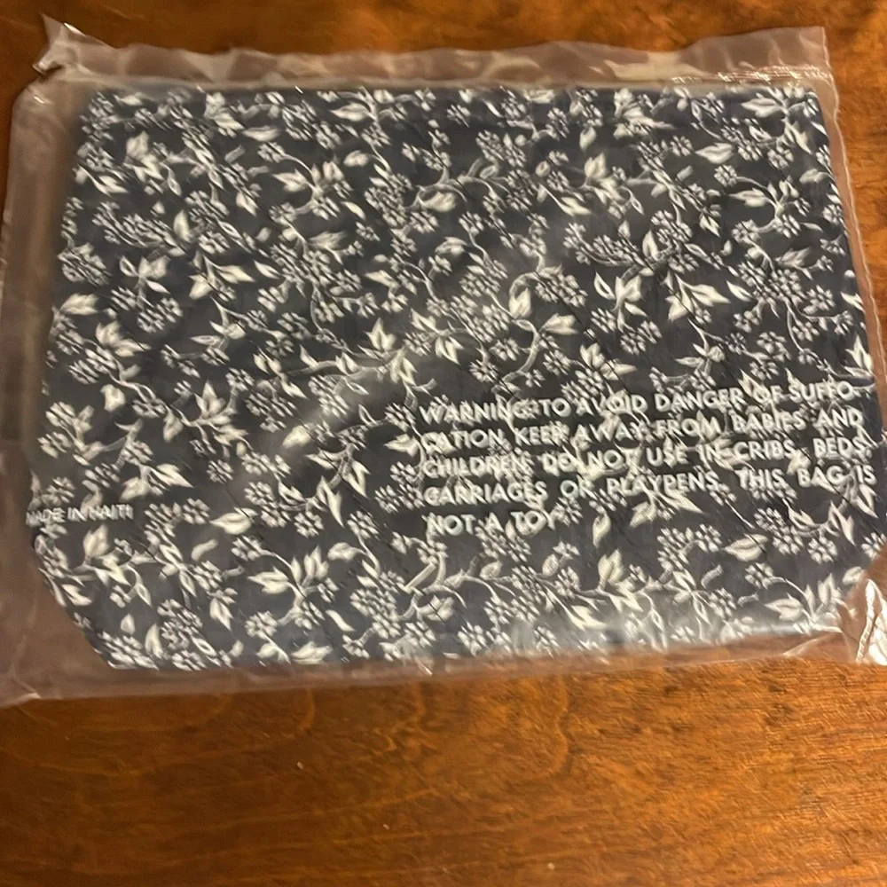 Quilted Zippered Make Up Cosmetic Black and White Floral Print Travel Bag NEW